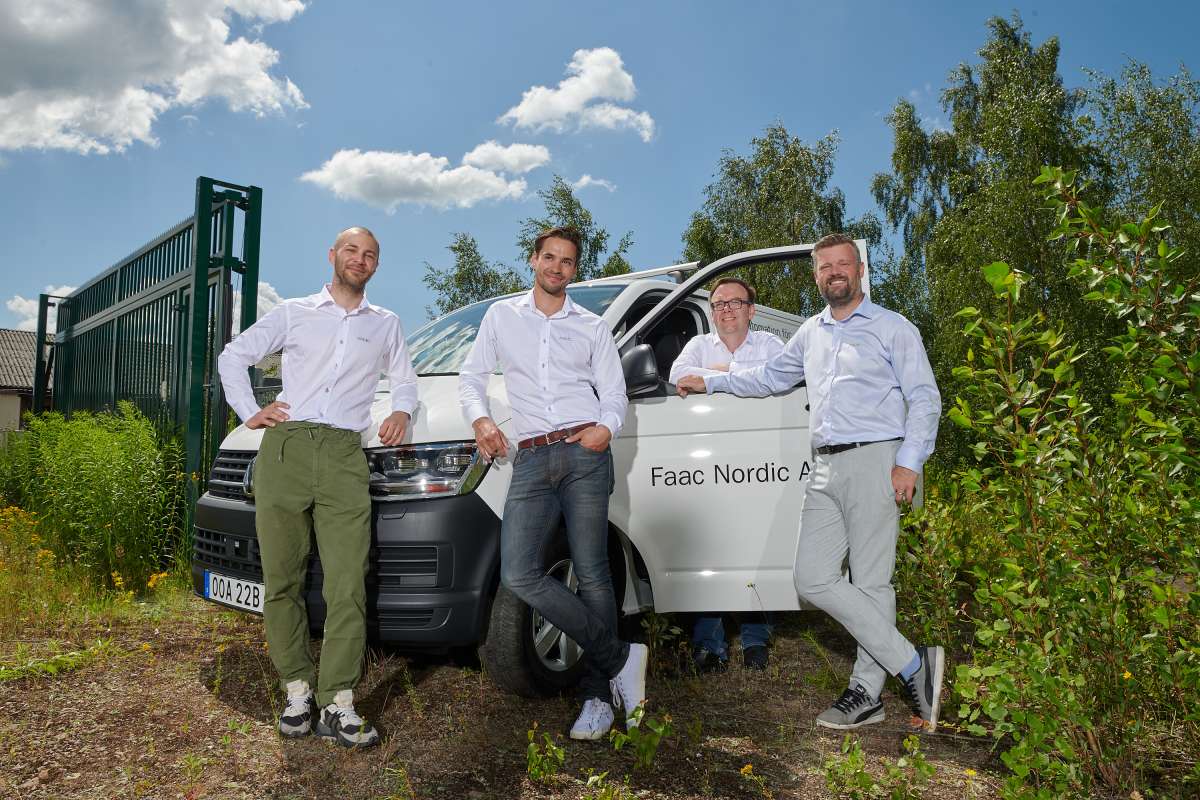 The support staff at FAAC Nordic photographed in front of a service car in the green.